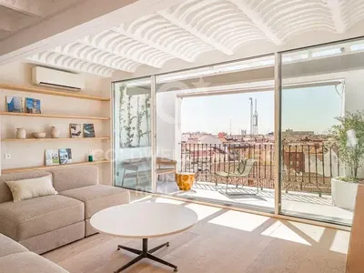 Wohnzimmer; holzboden, tageslicht, moderner stil, hohe decken