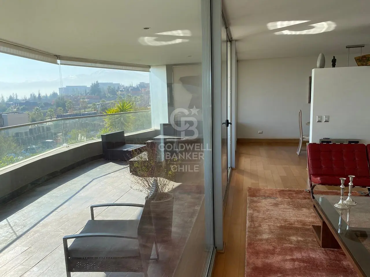 Salon; parquet, lumière naturelle, style moderne, hauteur sous plafond