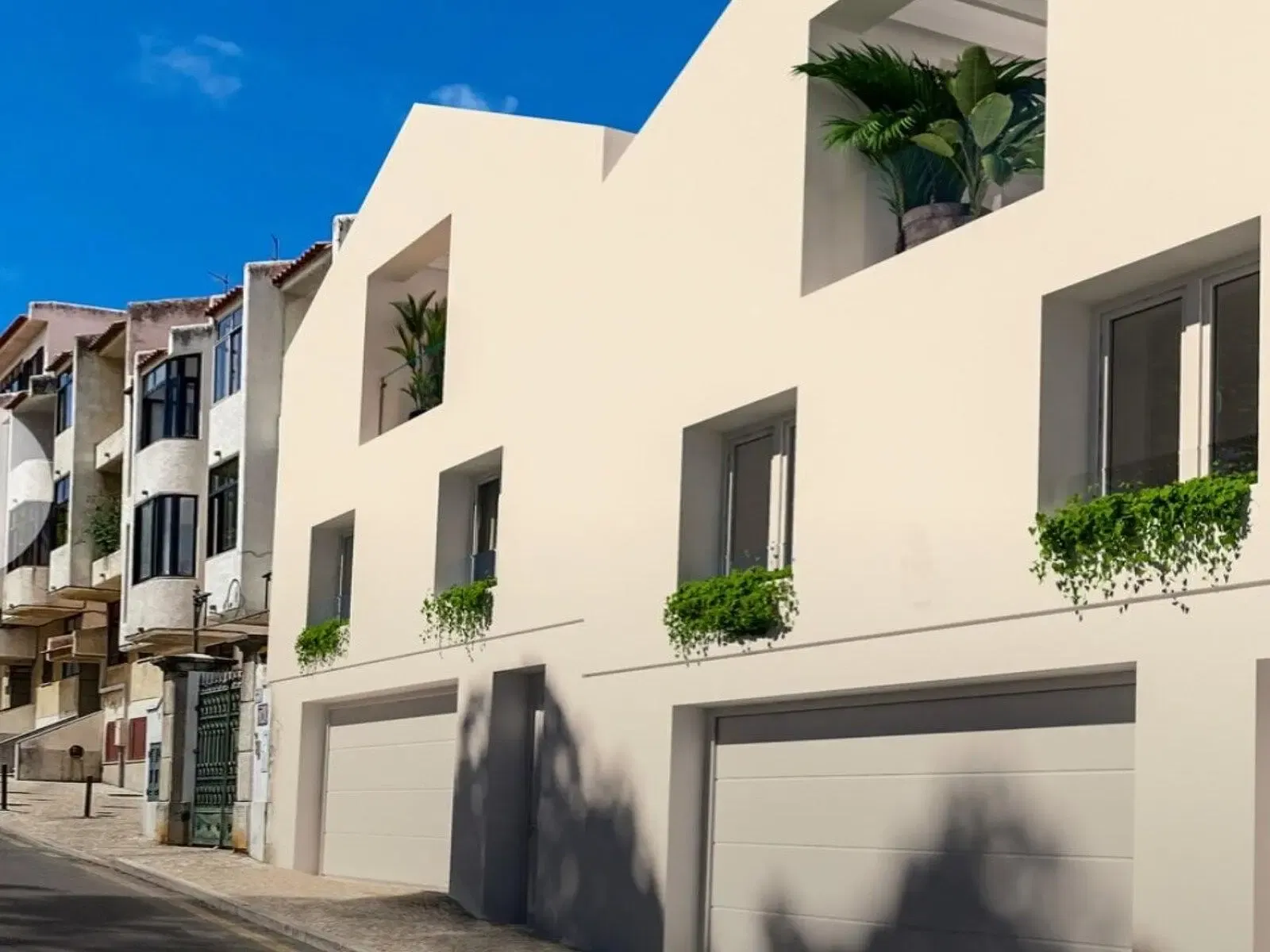 Salon; parquet, lumière naturelle, style moderne, hauteur sous plafond