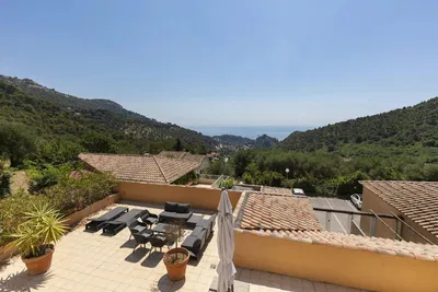 Σαλόνι; ξύλινο πάτωμα, φυσικό φως, μοντέρνο στυλ, ψηλά ταβάνια