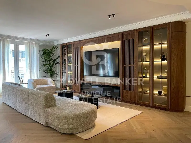 Living room; wood floor, natural light, modern style, high ceiling