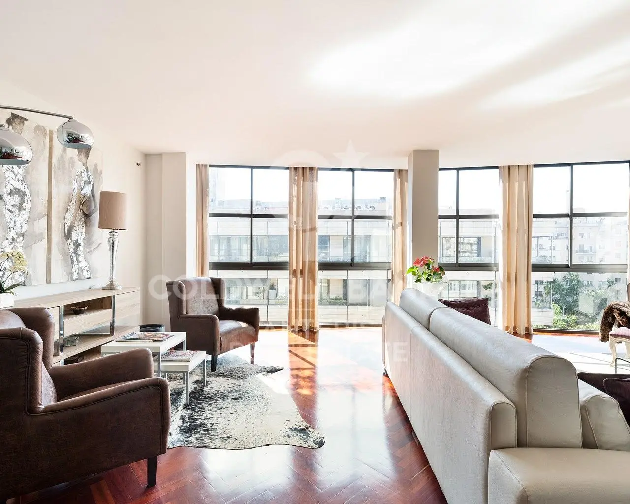 Sala de estar; chão de madeira, luz natural, estilo moderno, teto alto