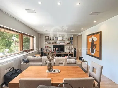 Obývačka; drevená podlaha, prirodzené svetlo, moderný štýl, vysoké stropy