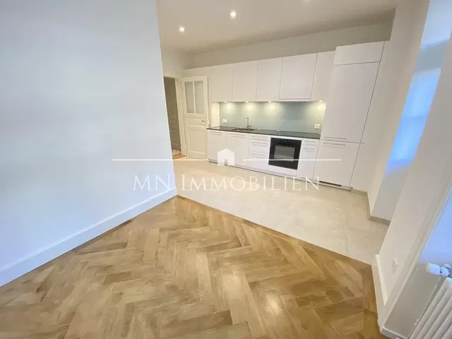 Küche; küchengeräte, holzboden, tageslicht, moderner stil, renoviert