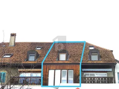 Σαλόνι; ξύλινο πάτωμα, φυσικό φως, μοντέρνο στυλ, ψηλά ταβάνια