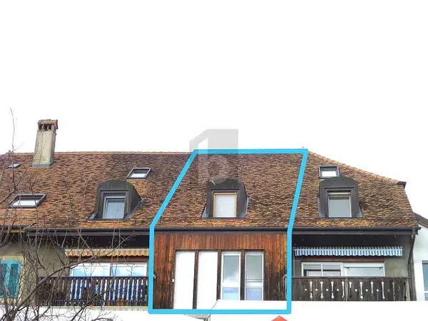 Obývačka; drevená podlaha, prirodzené svetlo, moderný štýl, vysoké stropy