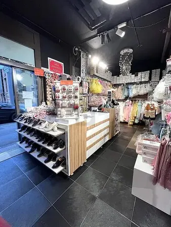 Dnevna soba; drveni pod, prirodno svjetlo, moderni stil, visoki plafoni