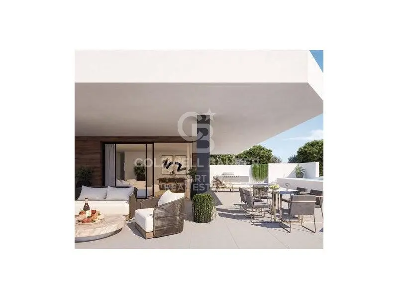 Obývačka; drevená podlaha, prirodzené svetlo, moderný štýl, vysoké stropy