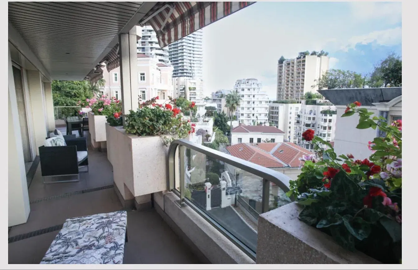 Cocina; electrodomésticos, suelo de madera, luz natural, estilo moderno, renovado