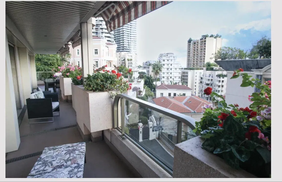 Cocina; electrodomésticos, suelo de madera, luz natural, estilo moderno, renovado