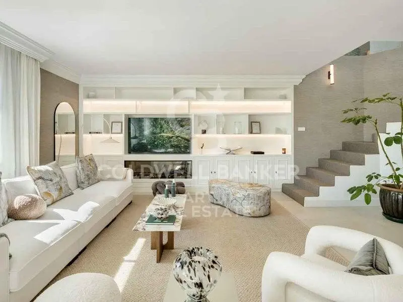 Salon; parquet, lumière naturelle, style moderne, hauteur sous plafond