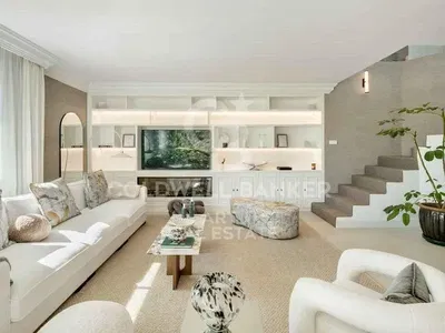 Salon; parquet, lumière naturelle, style moderne, hauteur sous plafond