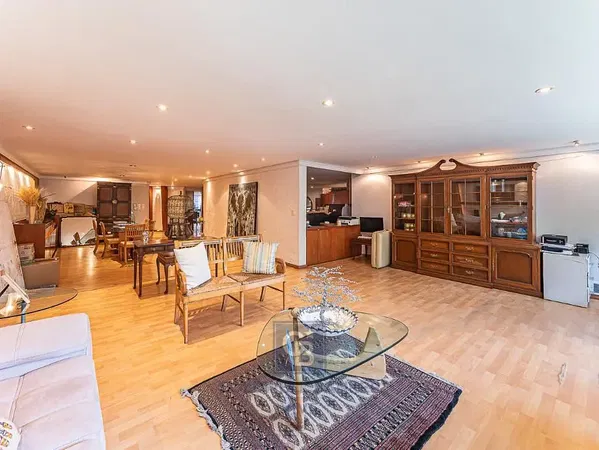 Cuisine; électroménager, parquet, lumière naturelle, style moderne, rénové