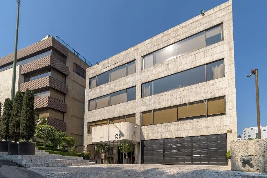 Salon; parquet, lumière naturelle, style moderne, hauteur sous plafond