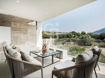 Wohnzimmer; holzboden, tageslicht, moderner stil, hohe decken