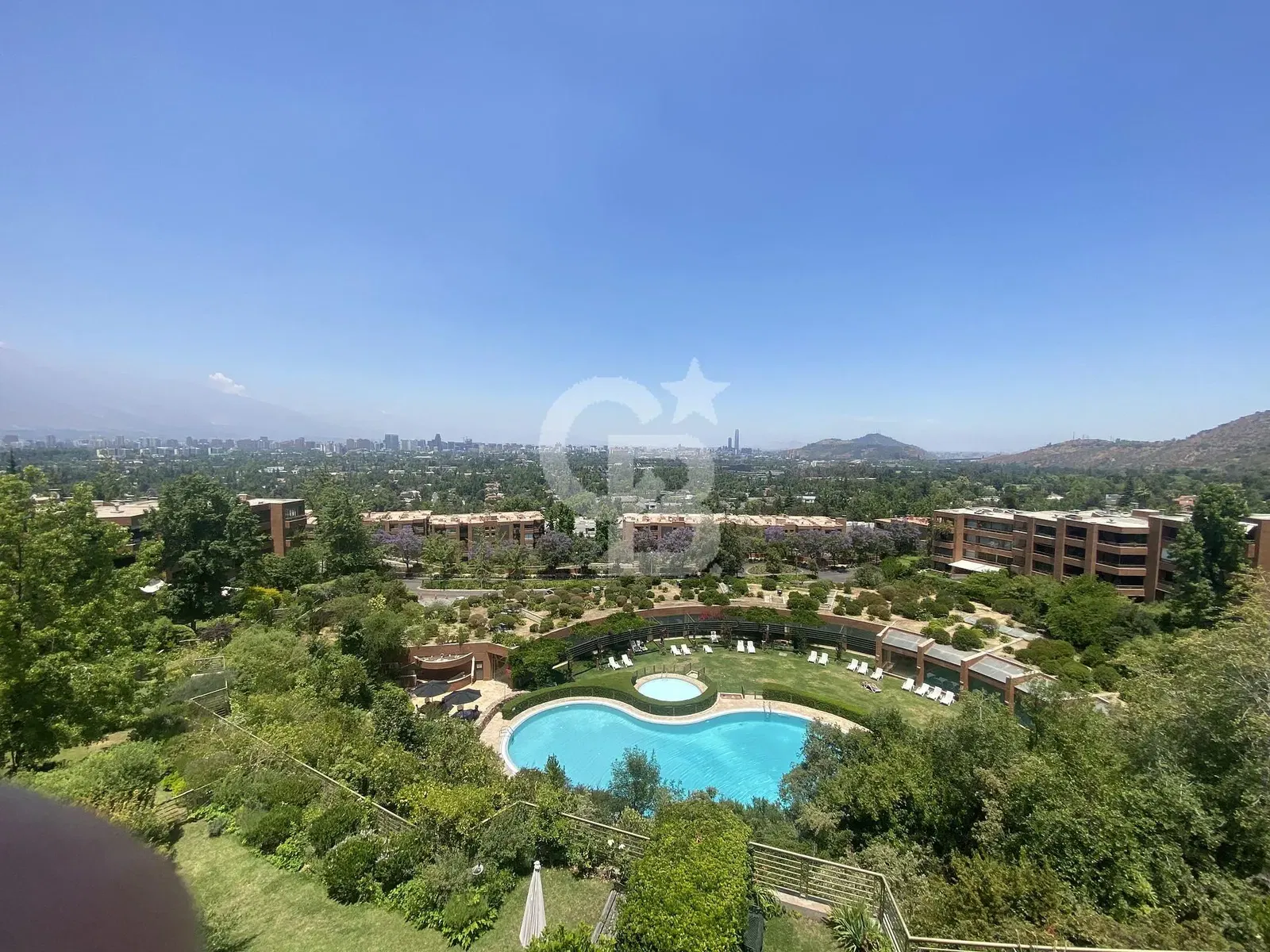 Obývačka; drevená podlaha, prirodzené svetlo, moderný štýl, vysoké stropy