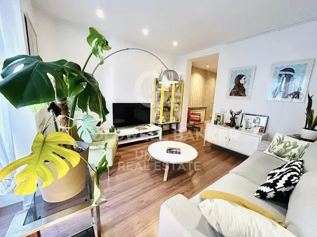 Salon; parquet, lumière naturelle, style moderne, hauteur sous plafond