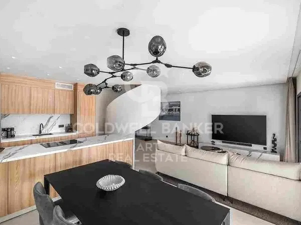 Wohnzimmer; holzboden, tageslicht, moderner stil, hohe decken