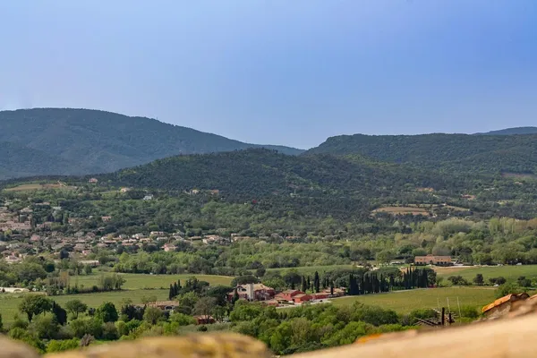 Κουζίνα; συσκευές κουζίνας, ξύλινο πάτωμα, φυσικό φως, μοντέρνο στυλ, ανακαινισμένο