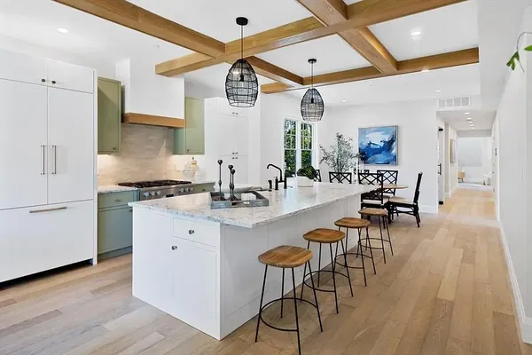 Cozinha; eletrodomésticos, chão de madeira, luz natural, estilo moderno, renovado