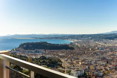 Σαλόνι; ξύλινο πάτωμα, φυσικό φως, μοντέρνο στυλ, ψηλά ταβάνια