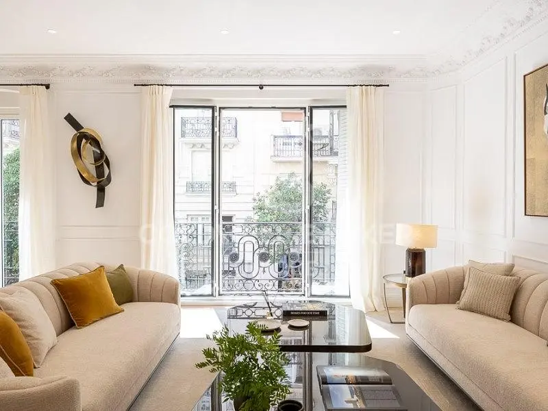 Living room; wood floor, natural light, modern style, high ceiling