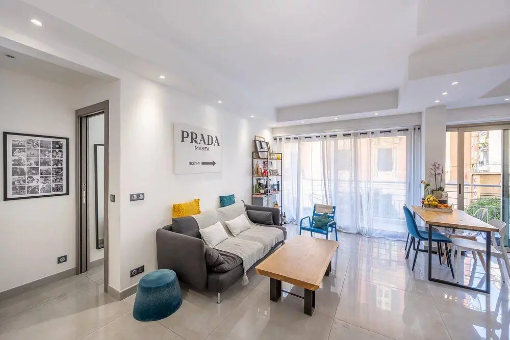 Cocina; electrodomésticos, suelo de madera, luz natural, estilo moderno, renovado