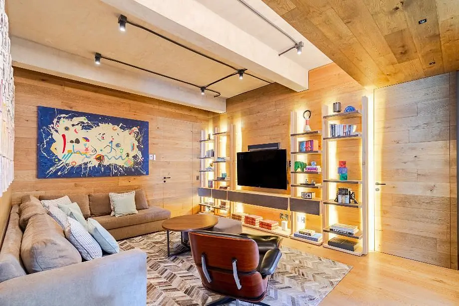 Cozinha; eletrodomésticos, chão de madeira, luz natural, estilo moderno, renovado