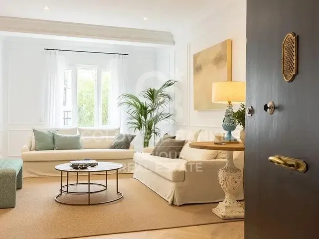 Salon; parquet, lumière naturelle, style moderne, hauteur sous plafond