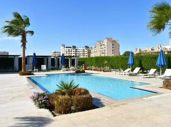 Living room; wood floor, natural light, modern style, high ceiling