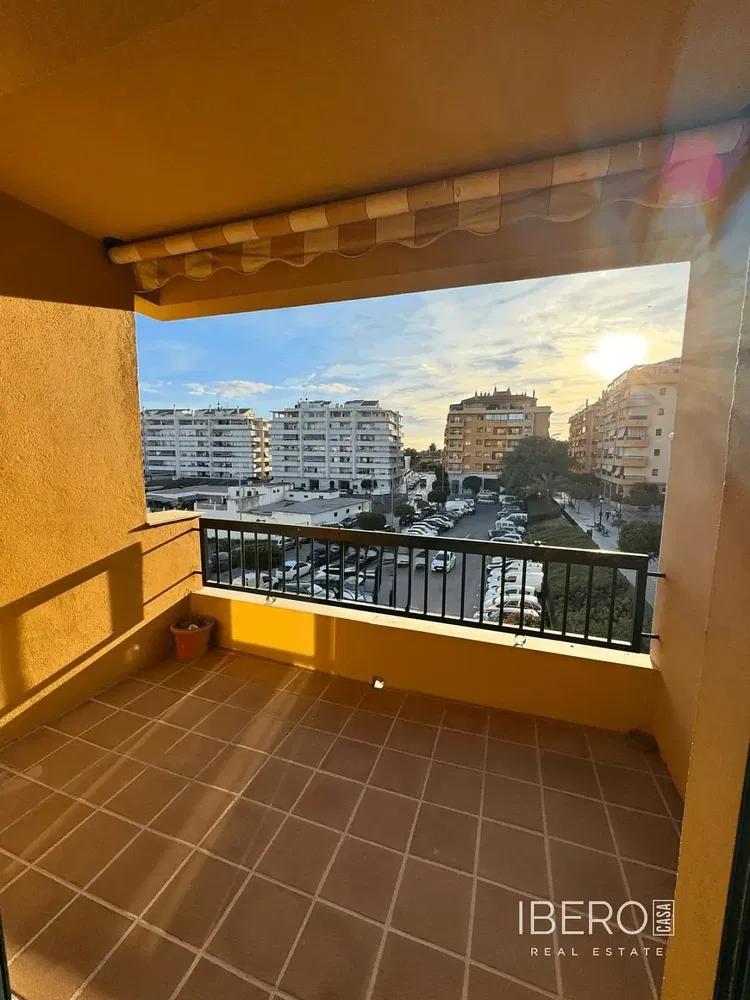 Σαλόνι; ξύλινο πάτωμα, φυσικό φως, μοντέρνο στυλ, ψηλά ταβάνια