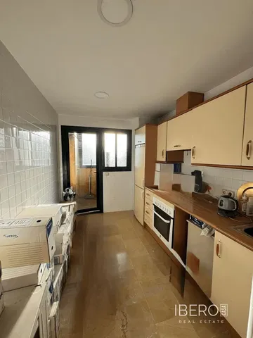 Soggiorno; pavimento in legno, luce naturale, stile moderno, soffitti alti