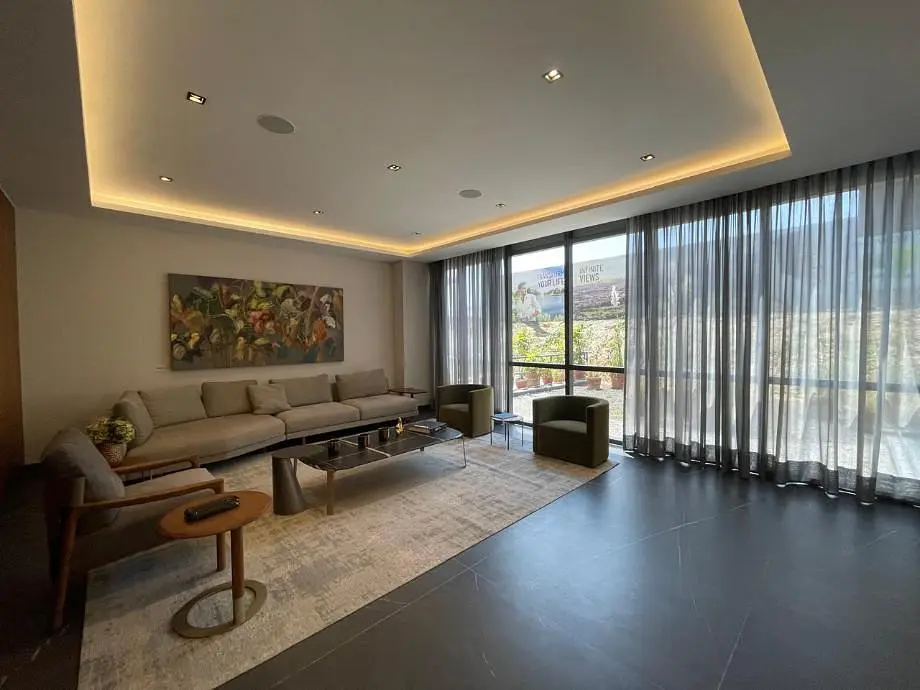 Cuisine; électroménager, parquet, lumière naturelle, style moderne, rénové