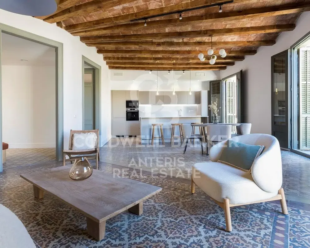 Дневна соба; дрвени под, природно светло, модерни стил, високи плафони