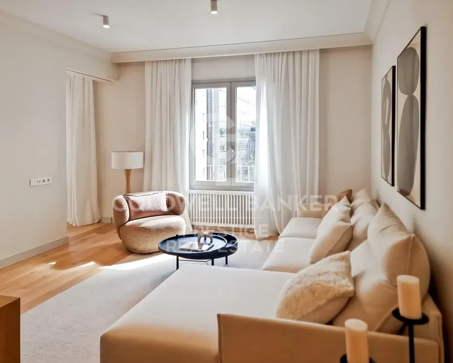 Wohnzimmer; holzboden, tageslicht, moderner stil, hohe decken