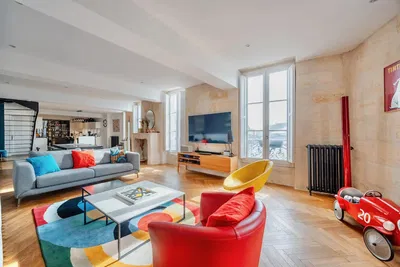 Salon; parquet, lumière naturelle, style moderne, hauteur sous plafond