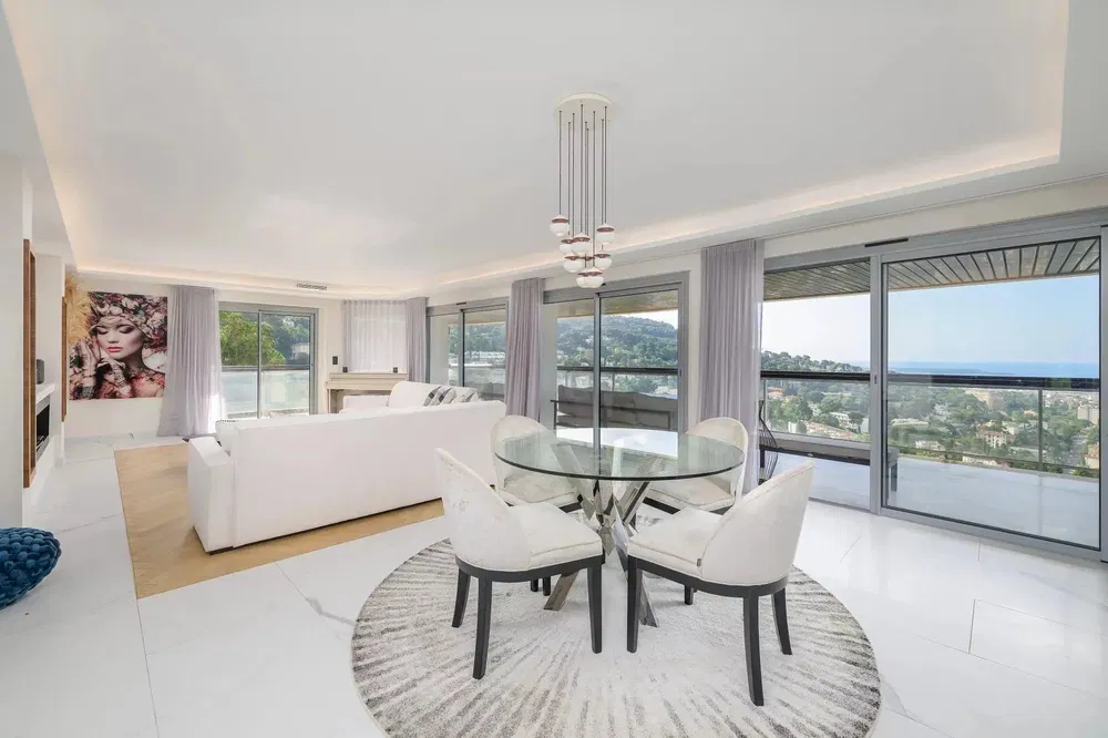 Σαλόνι; ξύλινο πάτωμα, φυσικό φως, μοντέρνο στυλ, ψηλά ταβάνια