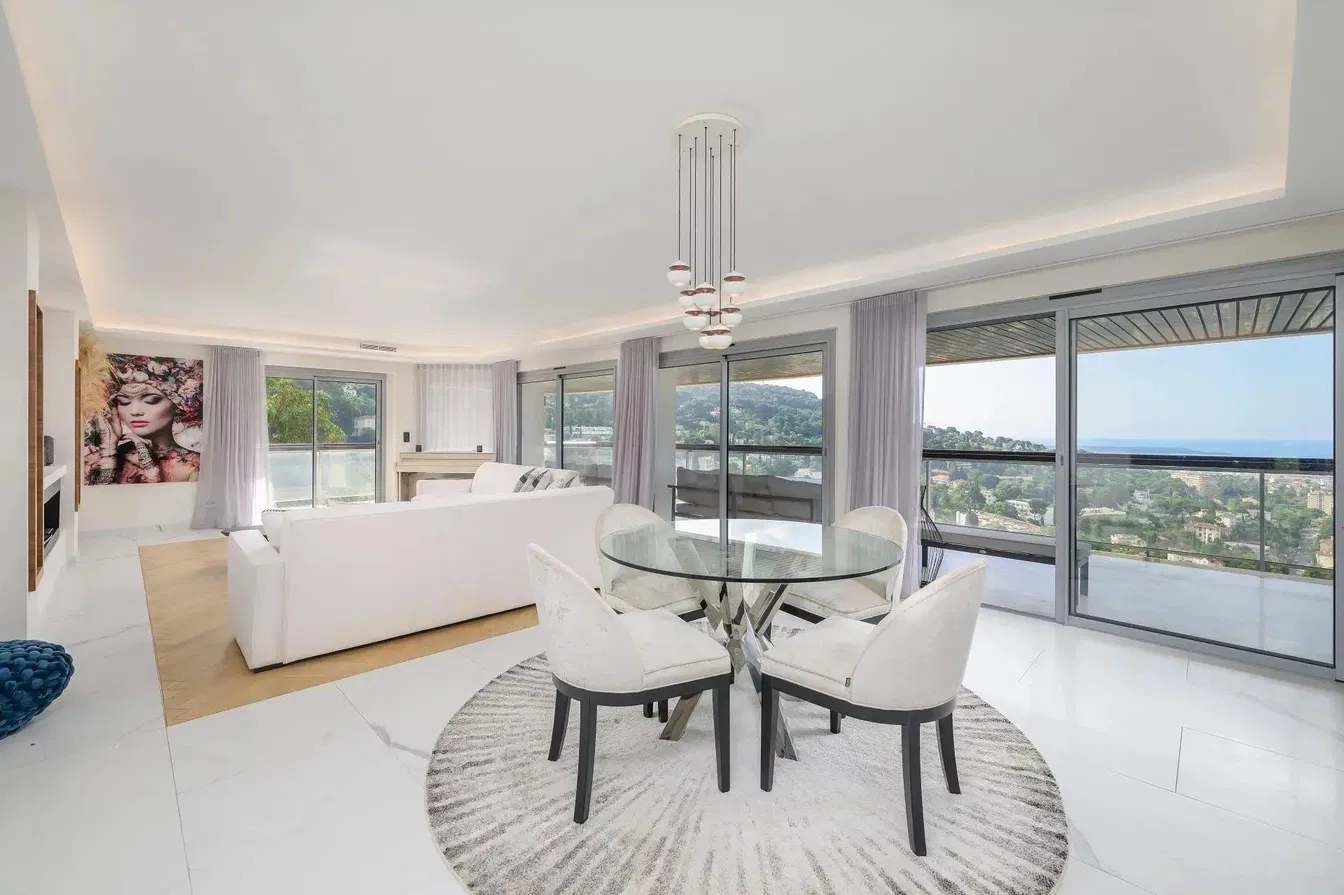 Oturma odası; ahşap zemin, doğal ışık, modern stil, yüksek tavan