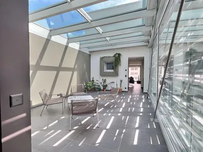 Living room; wood floor, natural light, modern style, high ceiling