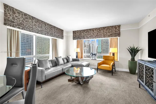 Wohnzimmer; holzboden, tageslicht, moderner stil, hohe decken