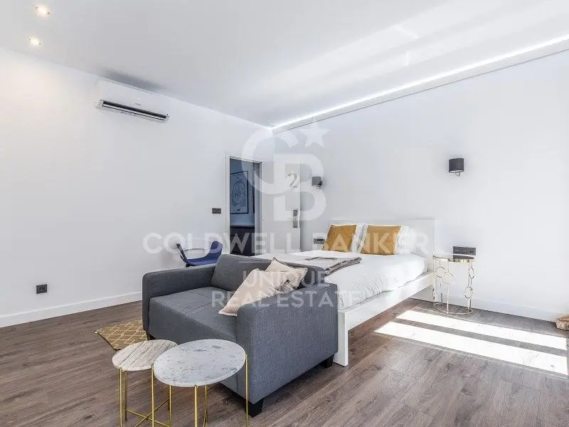 Wohnzimmer; holzboden, tageslicht, moderner stil, hohe decken