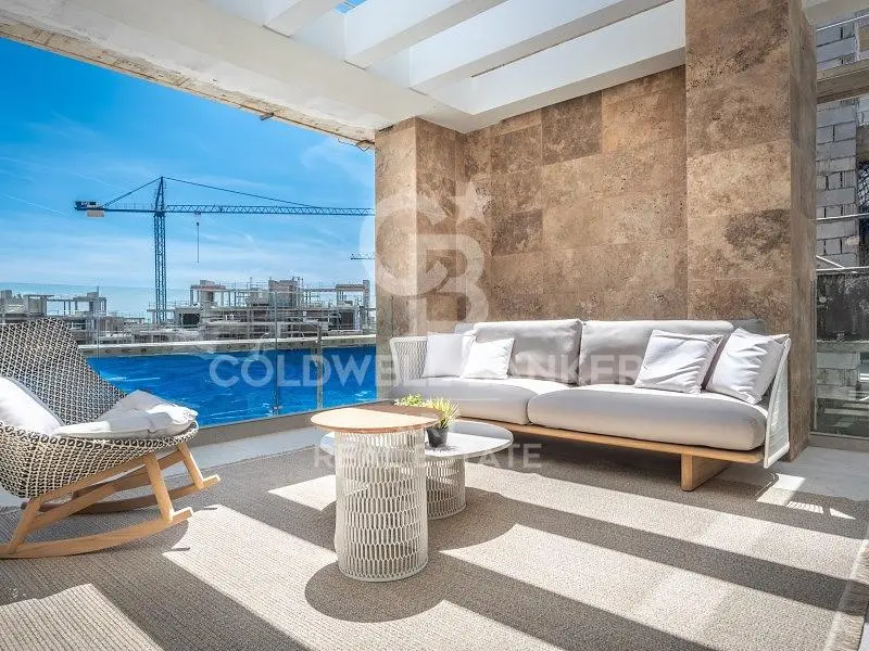 Obývací pokoj; dřevěná podlaha, přirozené světlo, moderní styl, vysoké stropy