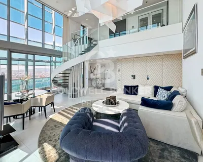 Obývačka; drevená podlaha, prirodzené svetlo, moderný štýl, vysoké stropy