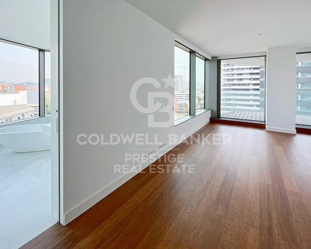 Salón; suelo de madera, luz natural, estilo moderno, techos altos