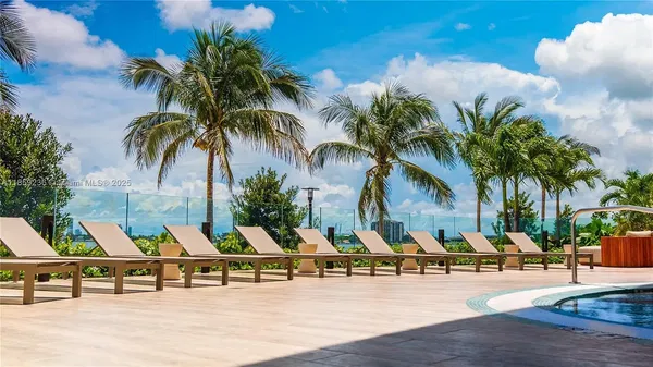 Dnevna soba; drveni pod, prirodno svjetlo, moderni stil, visoki plafoni