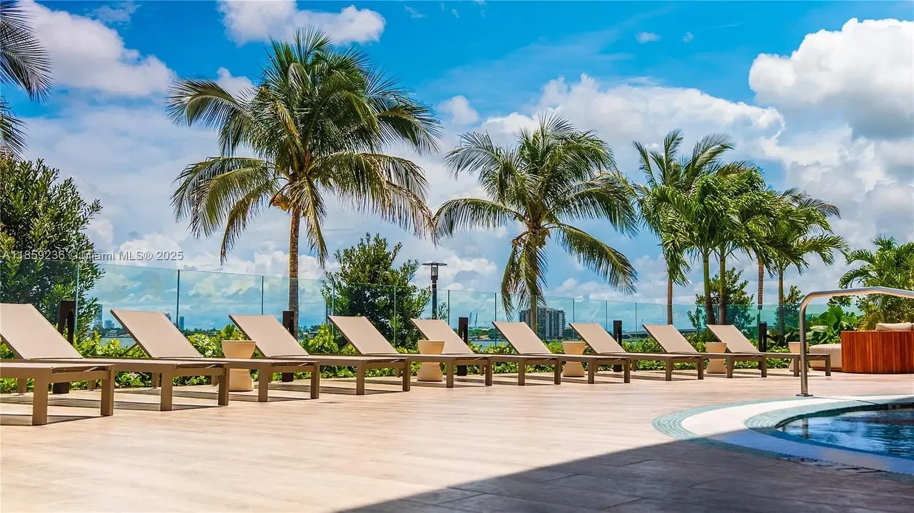 Salon; parquet, lumière naturelle, style moderne, hauteur sous plafond