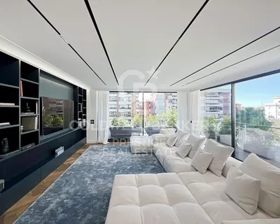 Obývačka; drevená podlaha, prirodzené svetlo, moderný štýl, vysoké stropy