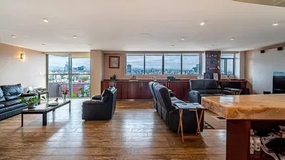 Salon; parquet, lumière naturelle, style moderne, hauteur sous plafond