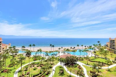 Salon; parquet, lumière naturelle, style moderne, hauteur sous plafond