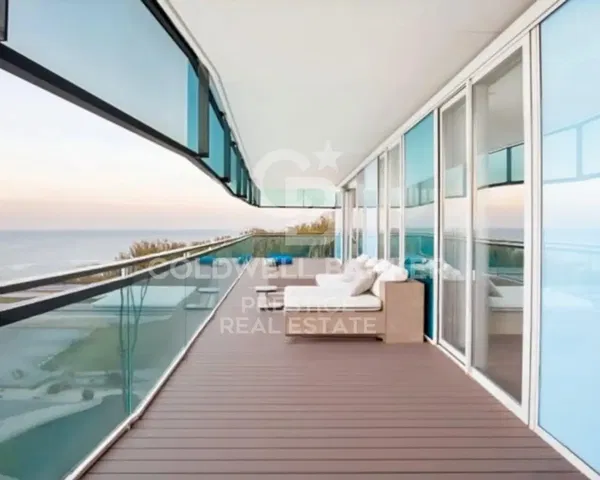 Cocina; electrodomésticos, suelo de madera, luz natural, estilo moderno, renovado